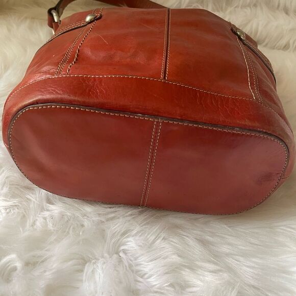 Fossil leather distressed red Medium bucket style shoulder bag stitching accent - Picture 4 of 14